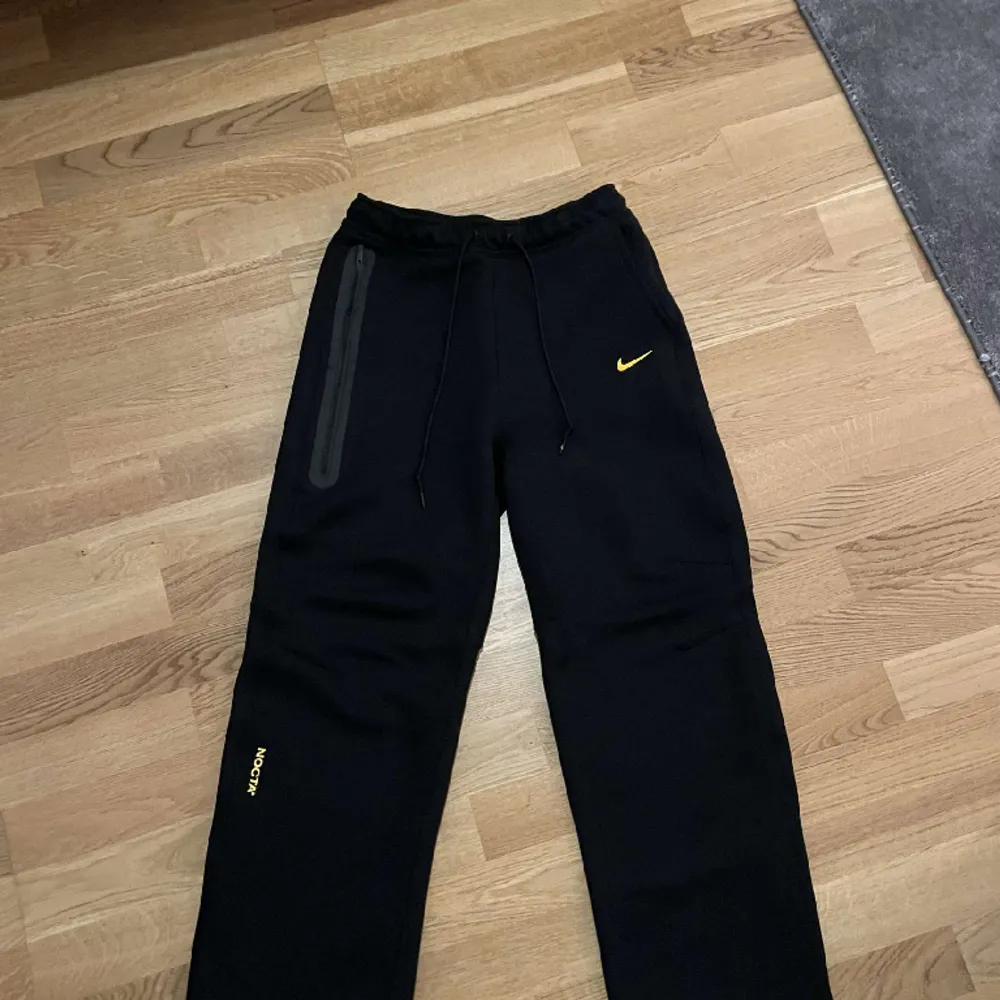 Underdelen av nysläppta Nocta tech fleece, går för runt 3700 på StockX, fick de via drop på SNKRS. Aldrig kommit till användning, så gott som nyskick.. Jeans & Byxor.