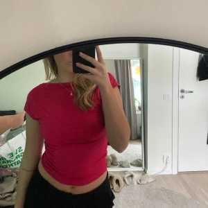 Topp - Rosa topp med öppen rygg från BikBok i storlek M💕💕