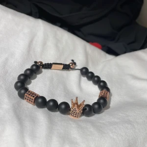 Kungs armband - Säljer mitt nästan helt oanvända kungs armband för det är för stort