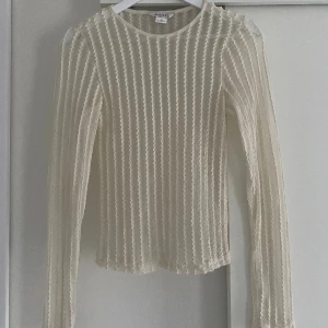 Snygg tröja - Säljer denna assnygga toppen, knappt använd💘