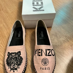 KENZO skor - Rosa KENZO ESPADRILLES CLASSIC TIGERskor. Storlek 39. Köpt från NK