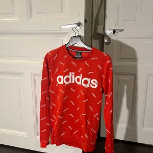 Adidas sweatshirt  - Adidas sweatshirt i fint skick. Storlek small.
