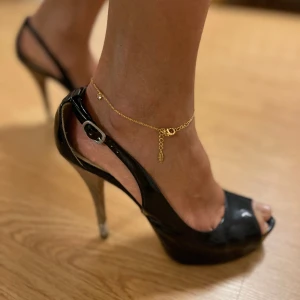 GUESS Klackskor  - GUESS klackskor. Storlek 39