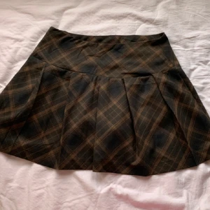 brun rutig minikjol  - har använts fåtal gånger 