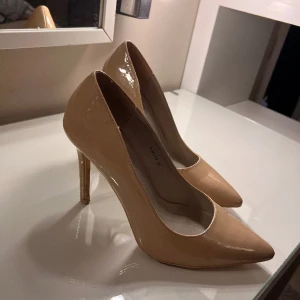 Klackskor  - Säljer nu mina nelly klackar då dom inte kommer till användning.