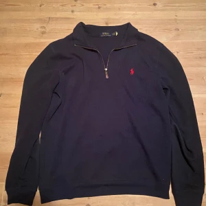 Raulph lauren half zip - Raulph lauren half zip mörkblå storlek large. I bra skick 