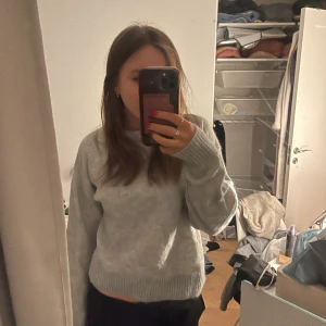 Stickad tröja - Stickad tröja från bikbok i en väldigt fin färg, använd få gånger så ett mycket bra skick!