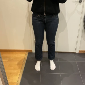 Levis jeans - Lågmidjade Levis jeans. Dom är raka i passformen. Säljer då dom tyvärr är för små på mig. Det står att dom är 31 i midjan men dom är för små på mig som normalt sätt har 28 i midjan. Dom är även något korta på mig, är 170cm lång.