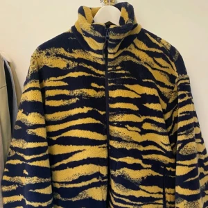 Sökes  - Hej! Jg söker denna jackan från and other stories! Storlek spelar inte jättestor roll :) 