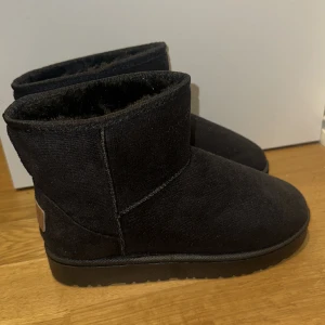 Vinterskor- stolek 37 - Helt nya och oanvända, Kan ej använda de på grund av de är för små! Dem är i storlek 37 men är i små i storleken så funkar stl 35-36