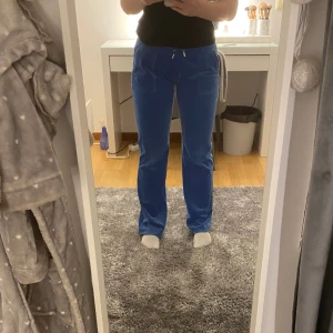 Blåa Juicy Couture - Jätte fina blåa Juicy i stl M i fint skick knappt använda!🎀 säljer pga jag inte använder dom. Pris kan absolut diskuteras 
