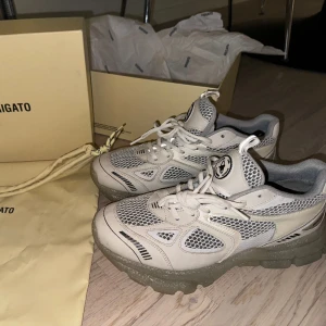 Axel Arigato skor 41/Uk7/US9.5 Marathon runner Cremino/Glitter. Använda 1 gång - Axel Arigato skor. Storlek 41. Jättefina, använda 1 gång, men säljer dem nu då de är lite små för mig. Nypris 3200kr.  Original kartong och påse medföljer.  Tveka inte med att ställa dina frågor om du har några funderingar! Lycka till med budgivningen