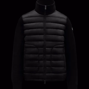 Moncler cardigan - Moncler cardigan. Skick: 10/10 skriv vid minsta fråga och om du vill ha fler bilder🤩 Kvitto medföljer