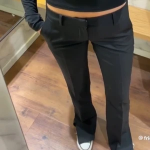 Vero Moda  lågmidjade kostymbyxor  - ((LÅNADE BILDER)) Säljer mina nästan helt oanvända vero moda kostymbyxor som är lågmidjade då dem är alldeles för små för mig. Dem är helt slutsålda vad jag vet. (Dem ser typ exakt ut som bikboks kostymbyxor) 