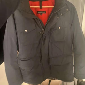 J.Lindeberg Jacka - J.Lindeberg jacka med namnet ”ACER PADDED JACKET” nypris är 4.200kr  och mitt pris är 1.900kr  skicket är 10/10 och säljs pga att storleken är för liten, Kvitto finns