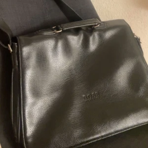 Vintage Hugo Boss väska - JÄTTEFIN äkta hugoboss väska. Lite vintage. Brukade använda den med min skoldator i så snygg! Skriv för fler bilder för det finns mycket mer att se😍