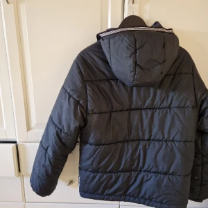 Vinterjacka Adidas strl S - Vinterjacka, använd 1 säsong. Strl S. Märke Adidas