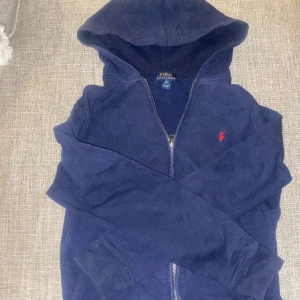 Ralph Lauren Zip hoodie - Säljer en zip hoodie i storleken XL men skulle säga att den är liten i storleken så passar snarare som M. Ordinarie pris 1000 
