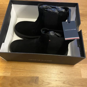 Tommy Hilfiger vinter skor - Helt nya aldrig använda. Säljer för att behöver inte de.