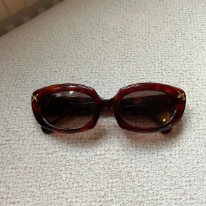 Balenciaga solglasögon  - Jättefina solglasögon från Balenciaga  Köpta på Vestairie Collective  Säljes pga för lite användning 