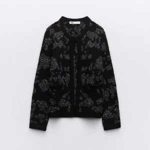 Glittrig kofta  - Superfin glittrig, stickad kofta från zara 💘 endast använt 2 gånger, så väldigt fint skick! Skriv för fler bilder eller vid frågor💞