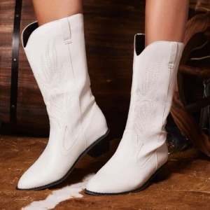 Cowboy boots - Säljer dessa assnygga vita cowboy boots, bara använda en gång vid halloween!💕