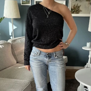 Snygg glittrig svart fest topp  - Super snygg fest topp som är oneshoulder. Man ser inga tecken på användning!! Passar båda S och M