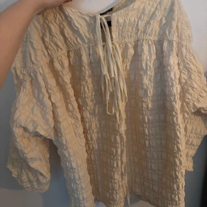 Blus - En vit blus i lite ljusa gula toner från zara i storlek m-l. Priset går att diskutera vid snabb affär🩷