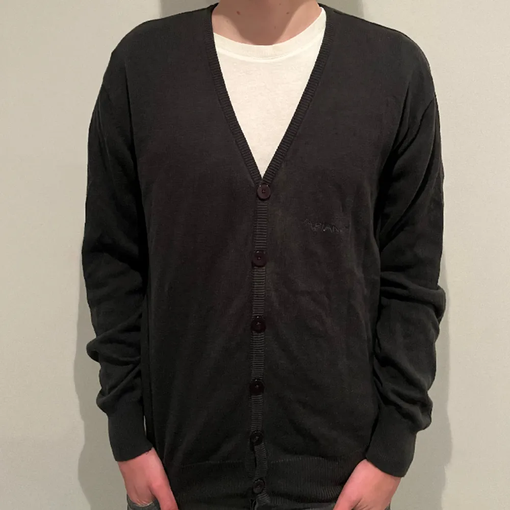Snygg stickad kofta i grymt skick, inga defekter. Storlek S. Modellen är 180 cm. Nypris 999kr. Vårat pris 199. Skriv vid minsta intresse!📩. Neuleet.