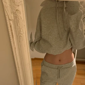 Hoodie  - Använd några gånger Säljer även matchande mjukisbyxor 💋