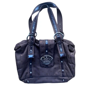 y2k vintage handväska - cool handväska med detaljer. Vissa rhinestones hänger löst men kan lätt bli fixat. Köparen står för frakt. ❤️