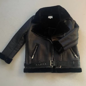 Jacka  - Snygg vinterjacka från naked Storlekstips! Produkten är liten i storleken Den här jackan har ett fuskpälsmaterial på insidan. Den har en hög krage och framfickor. Den här jackan har ett stängbart spänne vid halsringningen och på den nedre fållen
