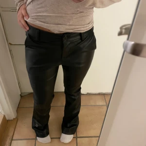 Skinnbyxor  - Säljer dessa skinnbyxor från design by si, i storlek xs! Nypris 499kr