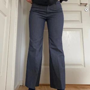 Kostymbyxor Filippa K - Blågråa lågmidjade kostymbyxor från Filippa K. Står storlek L men mer som S/M. 