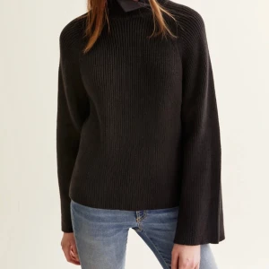 Hunkydory Alaska Sweater - Knappt använd stickad svart tröja från Hunkydory. Nypris 2295kr.