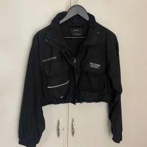 Jacka - Croppad jacka från bershka. Innerfoder i mesh. Storlek M. 