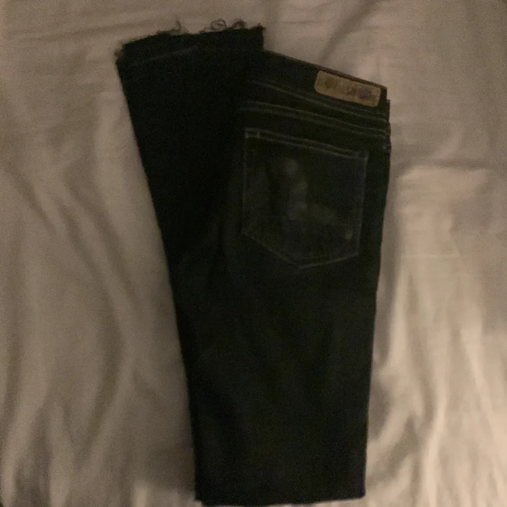 Jätte fina evisu x puma jeans som jag köpte här på Plick men dom va försmå❤️midja 36cm och längt 100❤️ köparen står för frakten och ställ gärna frågor 💕. Jeans & Byxor.