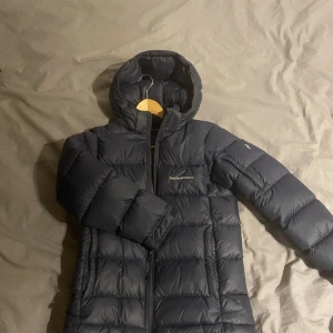 Peakperformence jacka - Knappt något slitage, nyskick, rökfri,  Storlek 160. Pris kan diskuteras. 