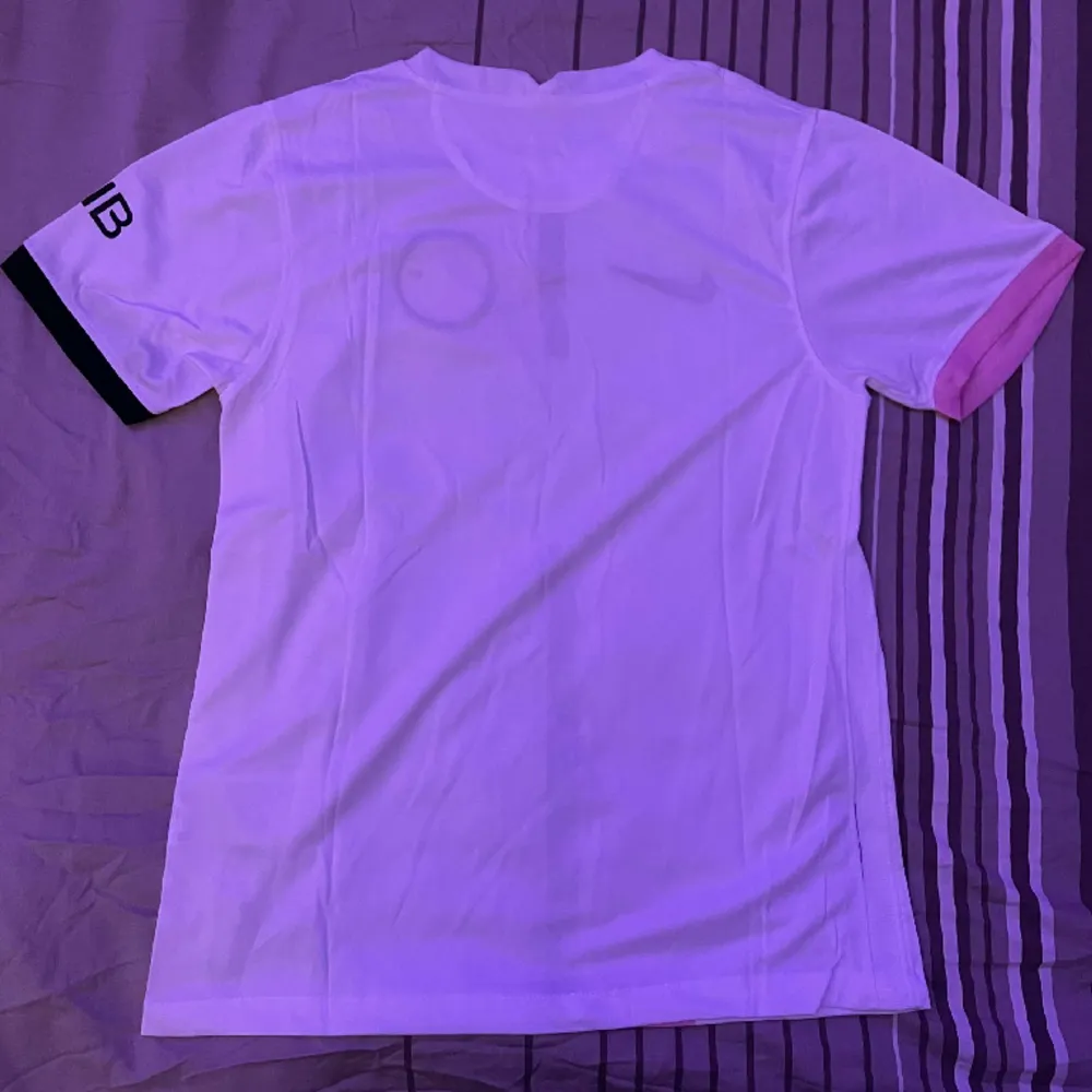 PSG borta tröja från 2021/22 säsongen i nyskick.   Storlek: S. T-shirts.