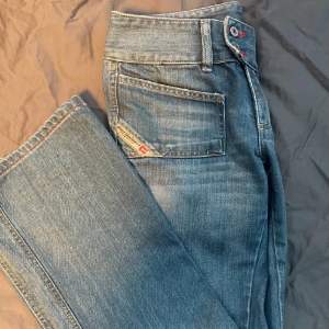 Ett par låg midjade disel jeans som jag säljer vidare då dem inte passade köpta secondhand av förra köparen