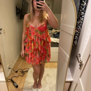 Blommig klänning - Den mest perfekta klänningen till midsommarfirande eller till sommaren i allmänhet. Helt ny, lappen är kvar.