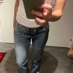 Zara jeans - Jeans från zara i mid Rise straight leg modellen. Super fina och knappt använda! Hör av er vid frågor och fler bilder💗
