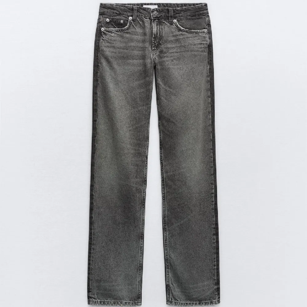 lågmidjade jeans från zara, gråa på framsidan och svarta på baksidan. Inte använda många gånger. Storlek 34 Original pris 399kr, säljer för 250kr med frakt. Jeans & Byxor.
