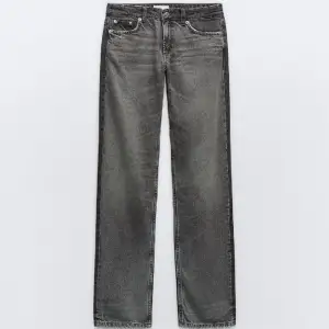 lågmidjade jeans från zara, gråa på framsidan och svarta på baksidan. Inte använda många gånger. Storlek 34 Original pris 399kr, säljer för 250kr med frakt