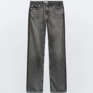Straight low waisted jeans - lågmidjade jeans från zara, gråa på framsidan och svarta på baksidan. Inte använda många gånger. Storlek 34 Original pris 399kr, säljer för 250kr med frakt