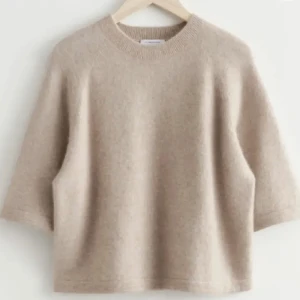 Other stories kortärmad stickad tröja - Säljer denna så fina kortärmad stickade t shirten/tröjan från other stories som är slutsåld. Den är i fint skick och det finns inga defekter. Kom priv om du vill köpa!💞💞