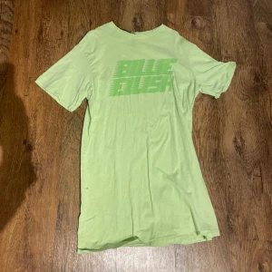 Billie eilish t-shirtklänning - Nypris 159kr, h&m, bra skick 35+ BILLIE EILISH PRODUKTER KOLLA MITT KONTO