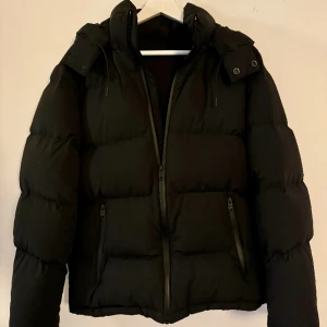 Mango Puffer Jacket - Säljer en puffer jacket från Mango Man, storlek small. Inköpt i december 2022. I mycket fint skick, se bilder.