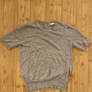 Stickat T-shirt  - Stickad snygg T-shirt från Zara!