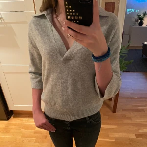 Kortärmad stickad - En grå och fin kortärmad stickad tröja som knappt är använd 🙌🏼💗